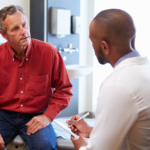 homem se consultando com um médico para tratar hipercalcemia