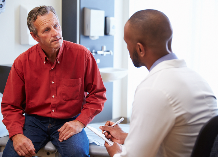 homem se consultando com um médico para tratar hipercalcemia