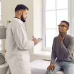 paciente com alergia se consultando com o médico