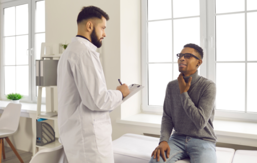paciente com alergia se consultando com o médico
