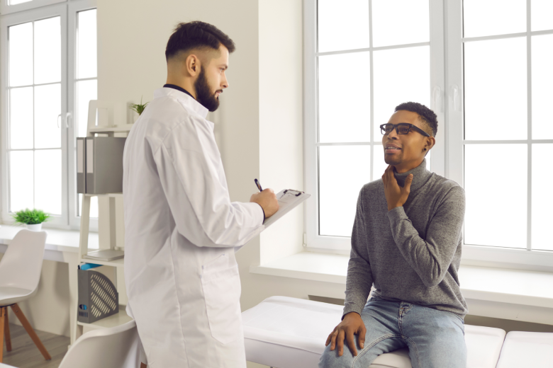 paciente com alergia se consultando com o médico
