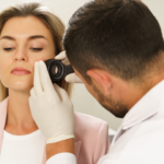 dermatologista examinando rosto de paciente