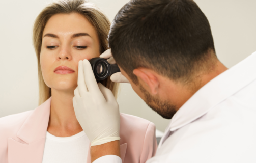 dermatologista examinando rosto de paciente