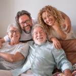 pessoas sorrindo e reunidas no sofá