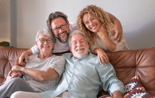 pessoas sorrindo e reunidas no sofá