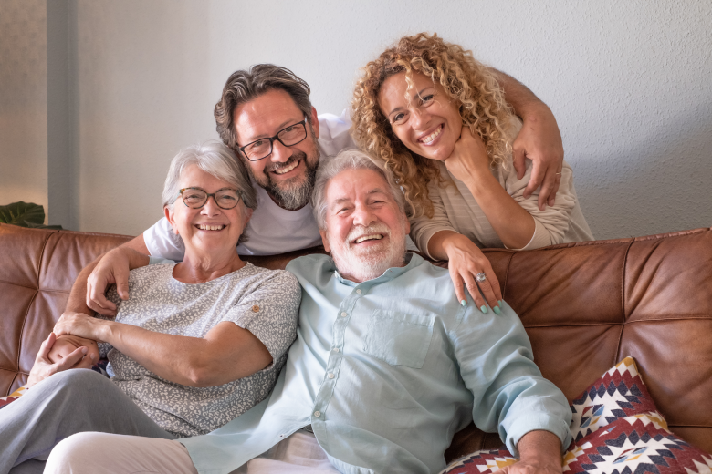 pessoas sorrindo e reunidas no sofá