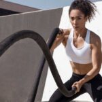 mulher fazendo exercício físico para ganhar massa muscular