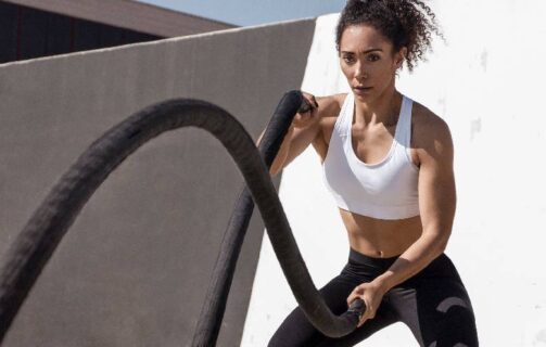 mulher fazendo exercício físico para ganhar massa muscular