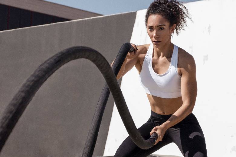 mulher fazendo exercício físico para ganhar massa muscular