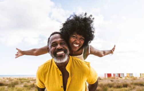 Mulher e homem sorrindo