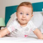 criança com a cor dos olhos azuis