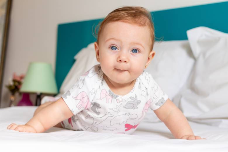 criança com a cor dos olhos azuis