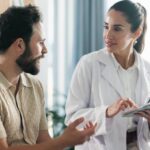 paciente falando com a médica sobre Deficiencia de alfa 1 antitripsina