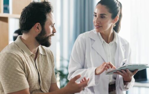 paciente falando com a médica sobre Deficiencia de alfa 1 antitripsina