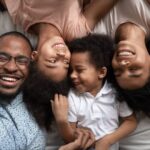 imagem de uma família para ilustrar o conteúdo sobre o teste genético em crianças