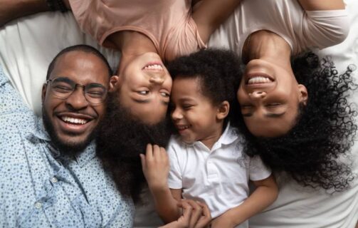 imagem de uma família para ilustrar o conteúdo sobre o teste genético em crianças