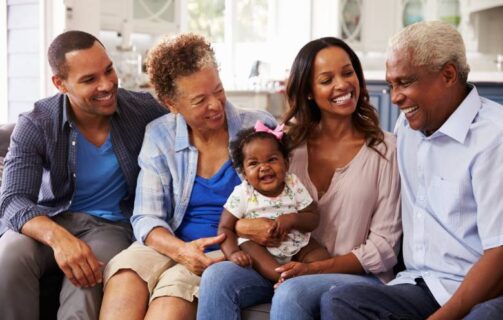 família sentada em em um sofá para ilustrar o conteúdo sobre teste genético vale a pena