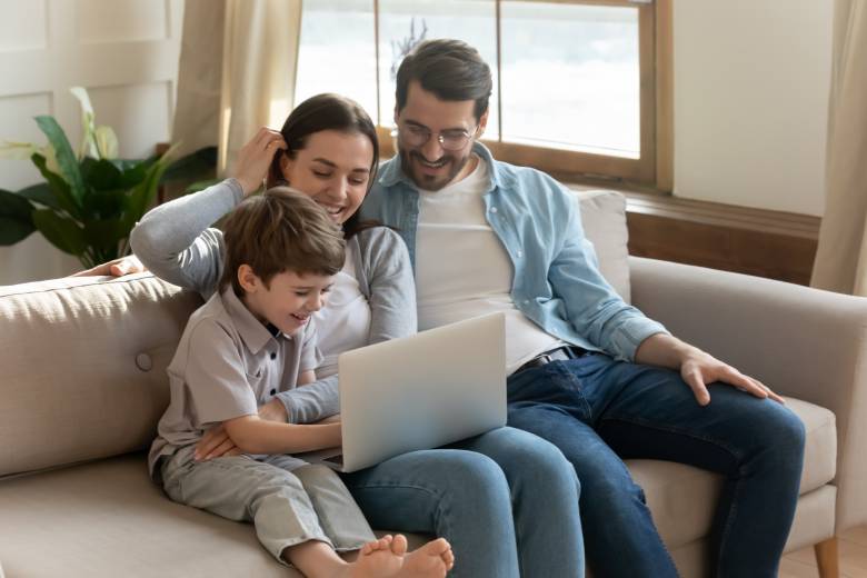 família sentada no sofá pesquisando sobre sobrenomes italianos